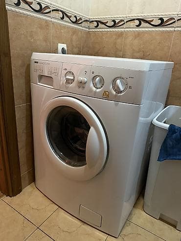 small table: Продаю шкафы из одного набора. Смотрите все фото. Производство — 6