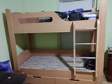 Двухъярусная кровать из ЛДСП под дерево с прямыми изголовьями и