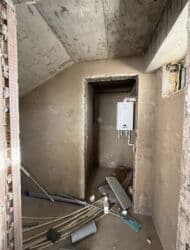 коммерческая недвижимость ош: Продаю Офис 160 м², Без ремонта, Без мебели, Многоэтажное здание, 1 этаж — 6