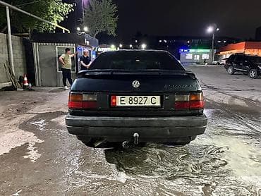 простой: Volkswagen Passat: 1992 г., Седан — 4