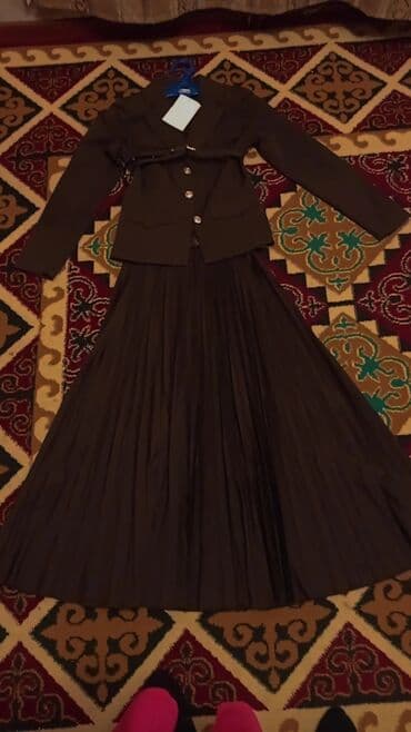 платье футляр с открытыми плечами: Элегантный женский комплект в темно‑шоколадном цвете. Состав — 2