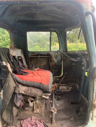 строительный вагончик бу купить: Старый гусеничный трактор. Кабина частично разукомплектована, видны — 1