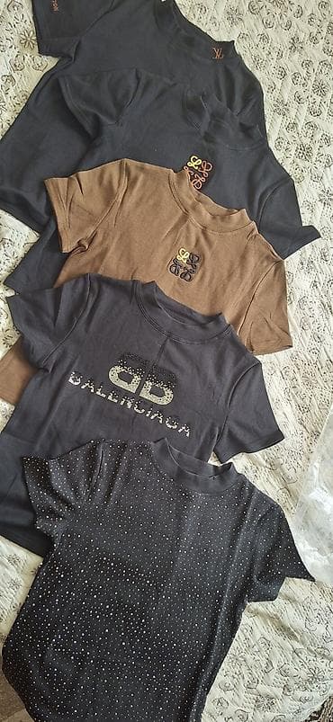 Набор женских трикотажных футболок с декоративной отделкой. Что