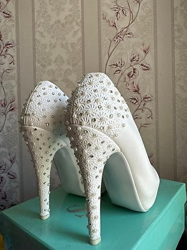 Туфли: Продается белые туфли-ботальоны хорошего качества, сосотояние — 2