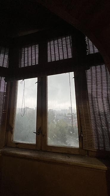 бамбуковые жалюзи: Рамы оконные, стекло двойное. Размеры 1.70 х 1.140, второе окно 1.70 — 1