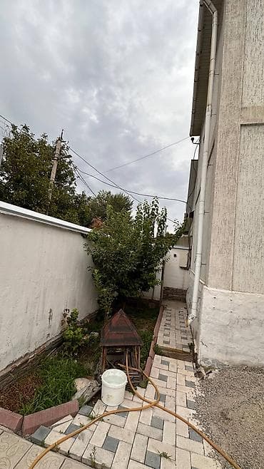 Продаётся двухэтажный жилой дом с закрытым двором и капитальным — 3