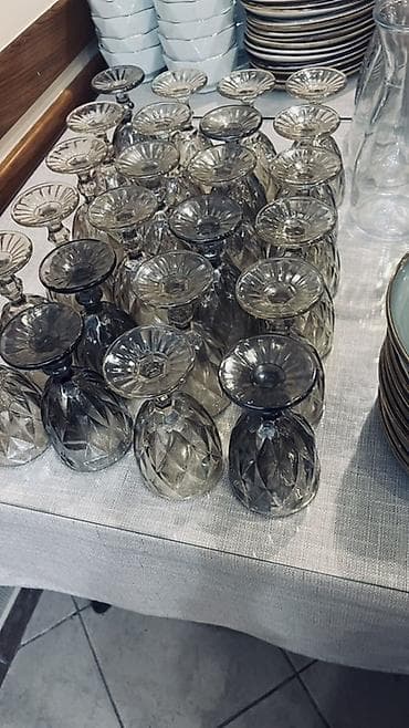 Посуда: Набор для сервировки стола Состав: - Стеклянные бутылочки-дозаторы — 7