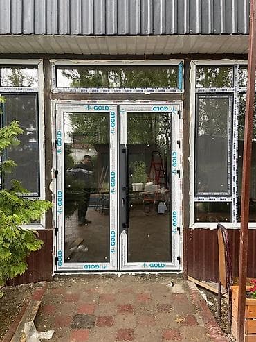 Пластиковая входная группа из ПВХ с остеклением - Двустворчатая