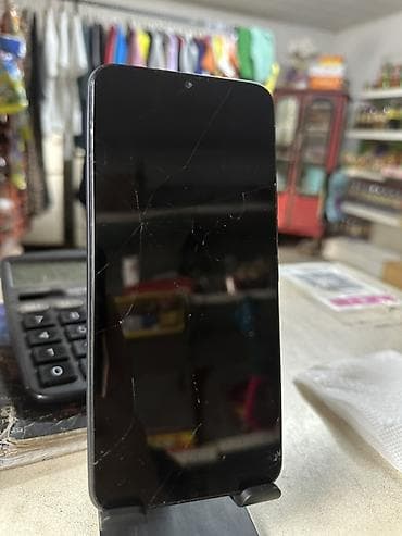 с интернетом: Tecno Spark 8C, Б/у, 64 ГБ, цвет - Черный, 2 SIM — 2