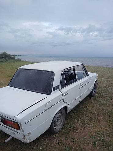 муравей с рулем: Автомобиль седан классического типа (белый цвет), 4 двери, задний — 4