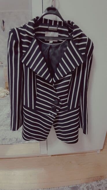 пиджаки женские бишкек: Элегантный женский пиджак с контрастными полосами. Модель имеет — 1