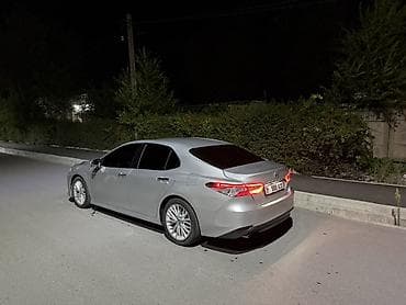 genezis g80: Toyota Camry: 2017 г., 2.5 л, Автомат, Гибрид, Седан — 2