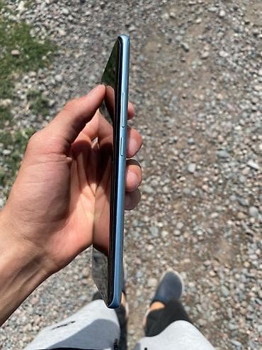 pixel 4a: Смартфон в голубом цвете с тонким корпусом и плоскими гранями — 4