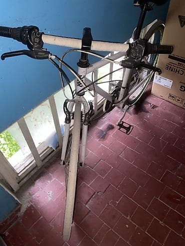 Городской велосипед с классической стальной рамой и прямой посадкой