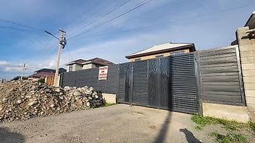 Недвижимость: Продаётся жилой дом с участком и высоким глухим забором по периметру — 2