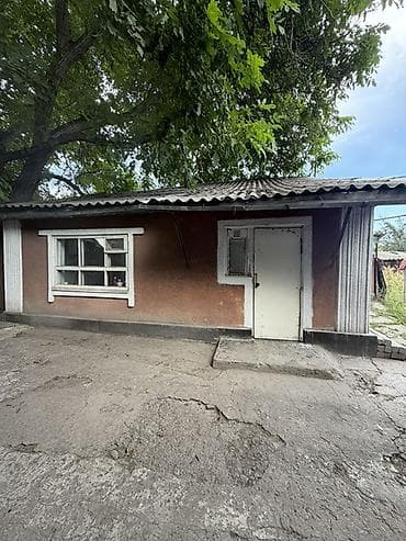 Кыймылсыз мүлк: 📍 В Сокулуке продается дом на участке 10 соток. 🏡Дом без ремонта — 2