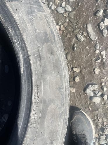 резина на внедорожник: 305/45/22. На одном есть боковой ремонт. Летняя шина 305/45 R22 118 — 5
