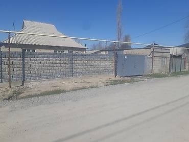 Продается дом с просторным двором и хозпостройками. Характеристики: -