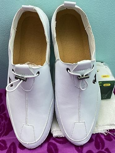 Мокасины и лоферы: Мужские повседневные мокасины/лоферы белого цвета. - Материал верха — 3