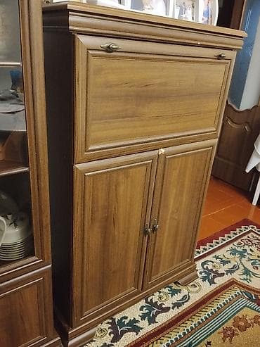 Шкафчик в гостиную для хранения посуды в отличном состоянии