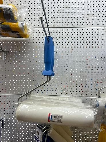 Малярный валик с синей пластиковой ручкой и металлическим держателем