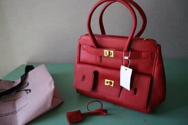 Прокат одежды: Новая красная сумочка Размеры: ширина 27 см, высота 24см (с ручками — 2