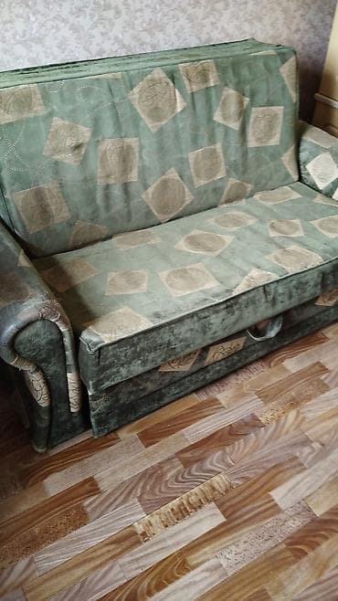 Диван-кровать раскладной, зелёная обивка с бежевыми геометрическими — 1