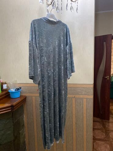 длинные платья с рукавами для полных: Вечернее платье прямое кроя, руки на запах идут, сзади открытая спина — 4