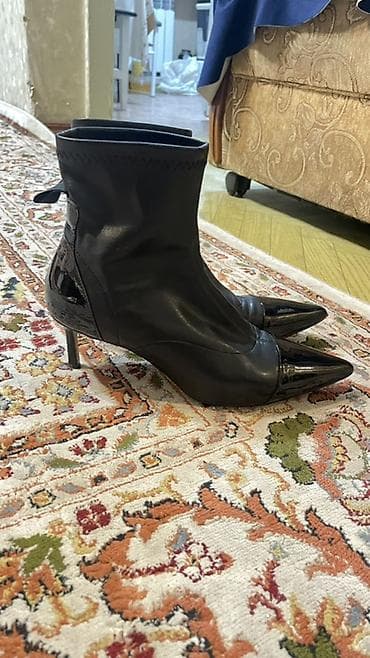 платформа сапоги: Женские ботильоны-чулки, черные. - Форма: острый носок с лаковой — 1