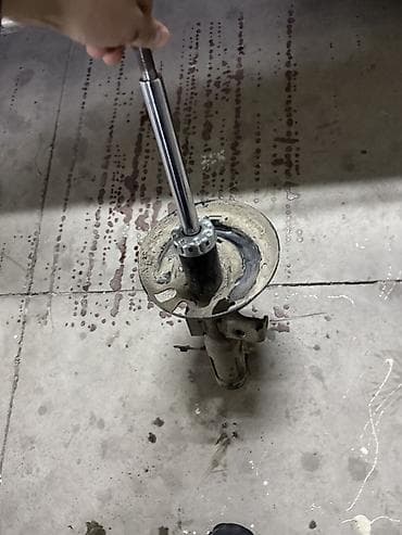 реставрация ходовой: Передний амортизатор Toyota 2019 г., Б/у, Аналог — 1