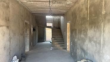 эмне сай: 🏡 САТЫЛАТ! ЗАМАНБАП ЖАНА КЕҢ ҮЙ 📍 Үйдүн жалпы аянты: 185 м² 🏠 Эки — 2
