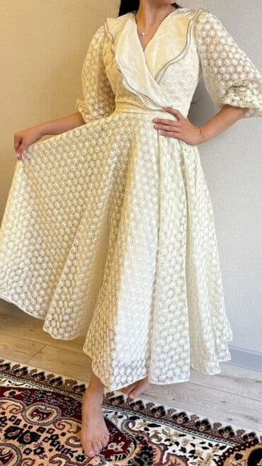 платье халат на пуговицах для полных: Нарядное платье миди цвета айвори - Силуэт: приталенный верх — 1