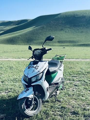 шлем мотоцикл: Скутер городского типа, бело‑зелёный, с обтекаемым пластиковым обвесом — 1