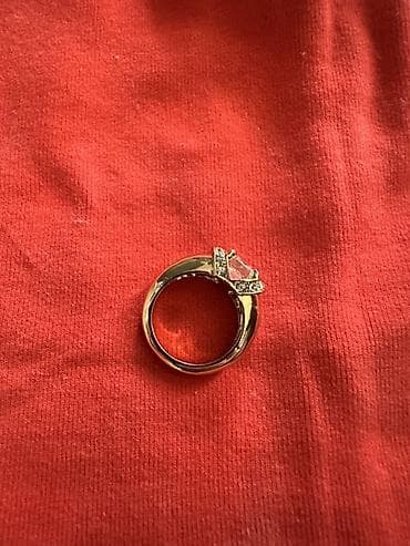 Золотистое кольцо с крупным центральным камнем - Дизайн: массивная