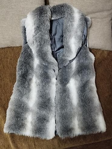 Меховая жилетка, мех искусственный. на замке,с карманами. в идеальном