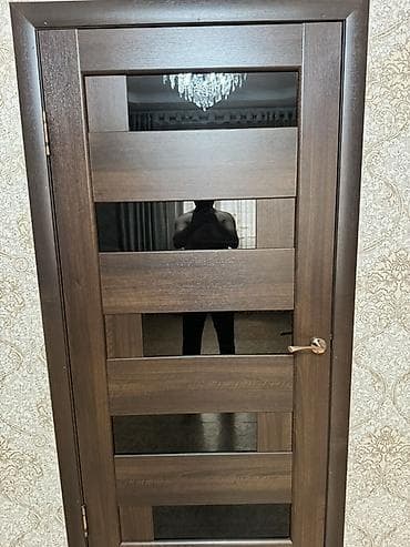 Межкомнатная дверь, Б/у, Со стеклом, Одностворчатая, Деревянная, Распашная, цвет - Коричневый — 1