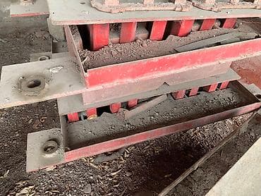 Срочно продается 2 матрицы откосного рваного пескоблока размер 15го и