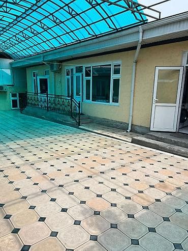 Гостевой дом у подножия горы - Уютный внутренний двор с мощёной