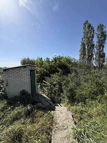 единственный владелец: Продаётся кирпичный двухэтажный дом с большим участком и навесом для — 6