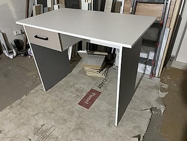Срочно!!! Дешево продается новый стол с выдвижным ящиком ширина 105см