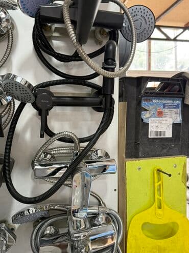 смисители: Смеситель для душа с верхним душем, выполненный в черном цвете. В — 1