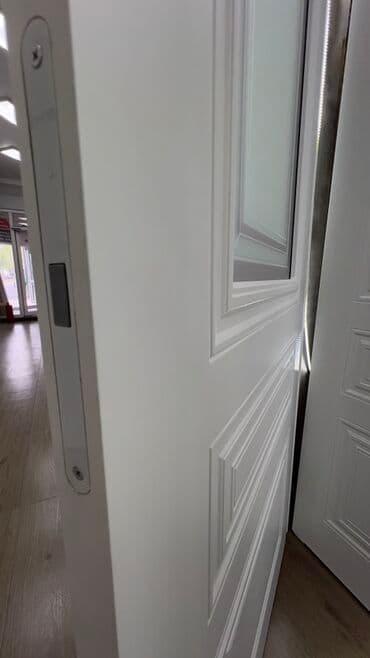 сейф двери: Межкомнатная дверь белого цвета с прямоугольной вставкой из матового — 4