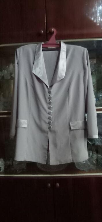 Женский элегантный костюм-двойка в светло-сером/бежевом оттенке. -