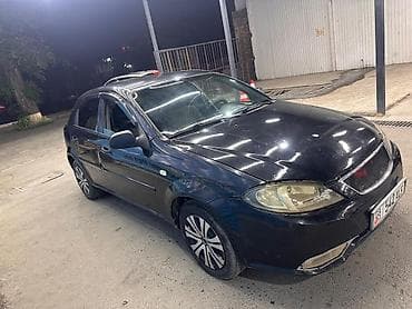 roewe ei5: Черный седан/лифтбек компакт‑класса, 4 двери. Киргизские номера O8 KG — 3