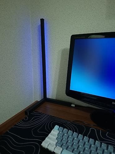 Освещение: Продаю настольную угловую RGB лампу! В комплекте: • Сама лампа высотой — 4