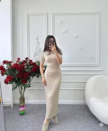 джинсовое платье: Трикотажное платье в рубчик, длина миди — 4