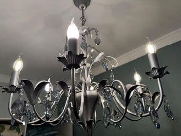 Элегантная люстра с шестью рожками, выполненная в серебристо-сером