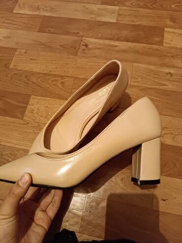 срочно продаю в связи с переездом: Туфли 38 размер сост отличное надевала один раз 600с — 2