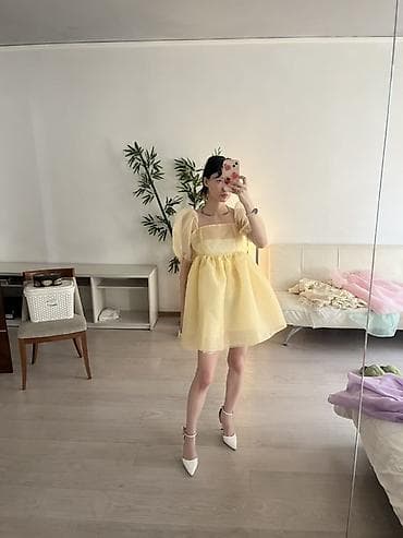 Эркектер кийими: Жёлтое короткое платье-бэбі-долл из полупрозрачного органза-шифона. - — 2