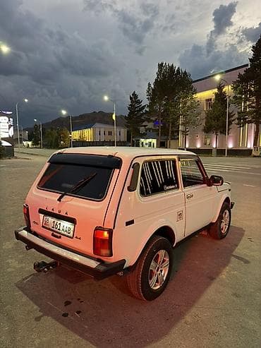 машина жыгули: ВАЗ (ЛАДА) 4x4 Niva: 2010 г., 1.7 л, Кол менен иштөөчү, Бензин, Жол тандабас — 7